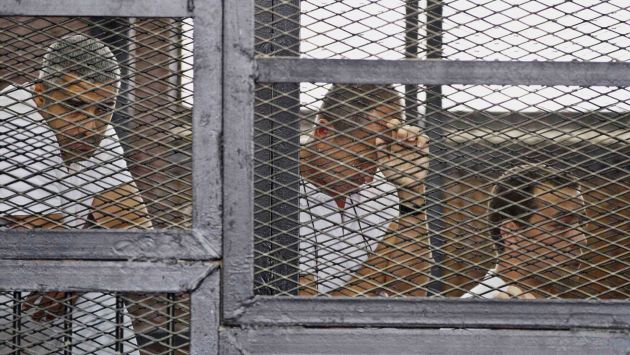 Periodistas de Al Jazeera durante juicio en el que fueron condenados. (AP)