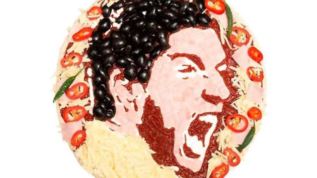 La pizza del ‘pistolero’ Suárez  causa furor en Inglaterra. (Internet)