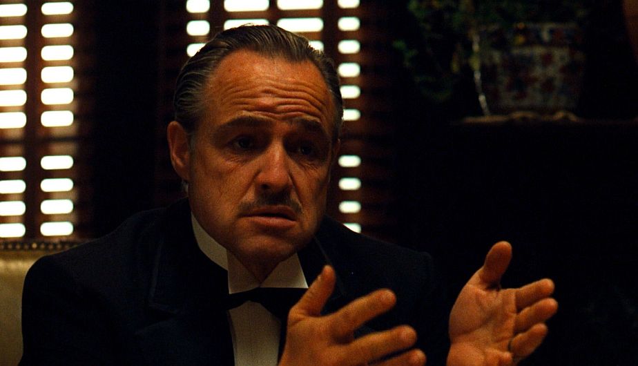 1. Portero: Don Vito Corleone. Porque nadie podrá atajar mejor los disparos que propio El Padrino. Incluso, podría evitarlos razonando con el enemigo.