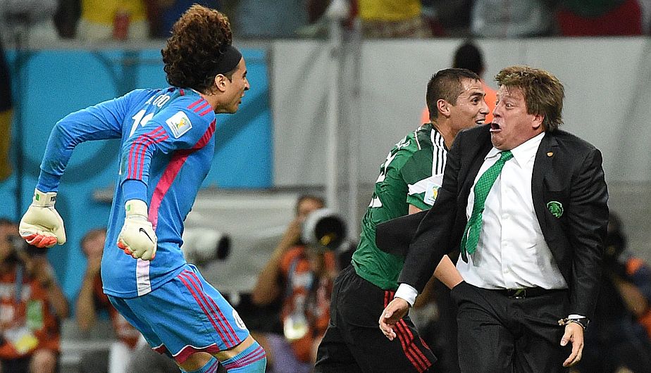 Miguel Herrera y las ocho formas cómo vive los goles de México. (AFP)