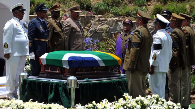Funcionarios desviaron fondos del funeral de Nelson Mandela. (AP)