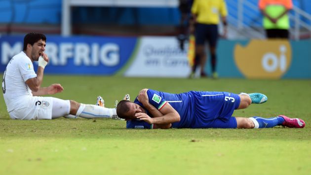 Suárez mordió a Giorgio Chiellini en partido que decidió pase a octavos de Uruguay. (AFP)