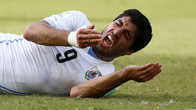 “Me choqué con su hombro”, dijo Luis Suárez sobre mordida a Giorgio Chiellini. (Reuters)