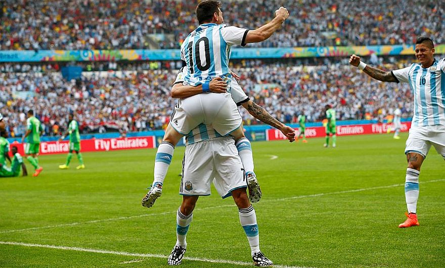 Otra vez Argentina ganó apoyada en el genio de Leo Messi. (AFP)