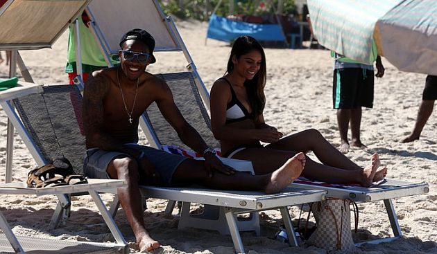 Leroy Fer disfrutó del sol y el clima de Rio junto a su novia María Xenia. (Difusión)