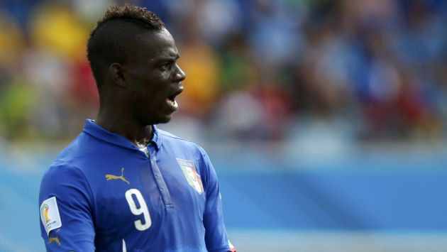 Mario Balotelli se defiende de críticas por la eliminación de Italia. (Reuters)