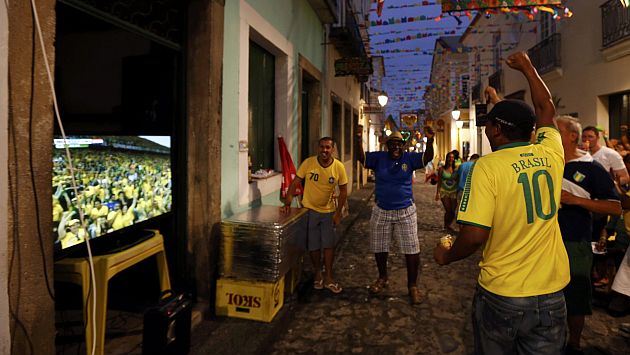 Brasileños prefieren ver la Copa del Mundo que protestar. (Reuters)