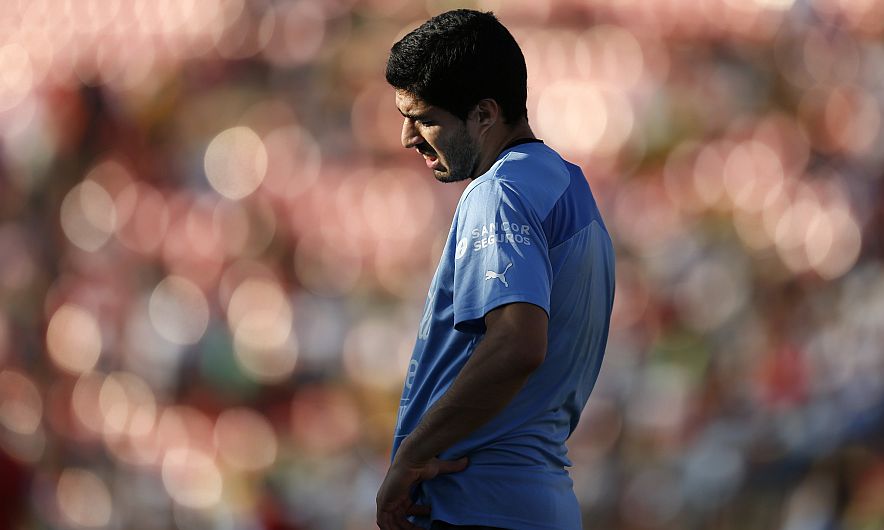 Luis Suárez, uno de los mejores futbolistas del mundo pero también uno de los más volátiles, recibió  una durísima sanción de la FIFA que lo deja fuera del Mundial.  A continuación, algunos de los incidentes más comentados en su carrera:  (AP)