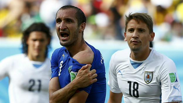 Pese a la agresión del delantero Uruguayo, Chiellini cree que la sanción es demasiado rigurosa. (Reuters)