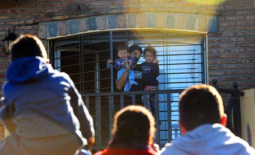 Suárez  ya está en su casa de Montevideo junto a su familia. Salió a saludar a la gente que llegó a brindarle su apoyo. (AFP)