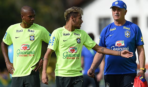 Scolari y Neymar en la práctica de Brasil. (AFP)