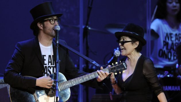 Yoko Ono cantará con su hijo Sean Lennon en Glastonbury 2014. (AP)