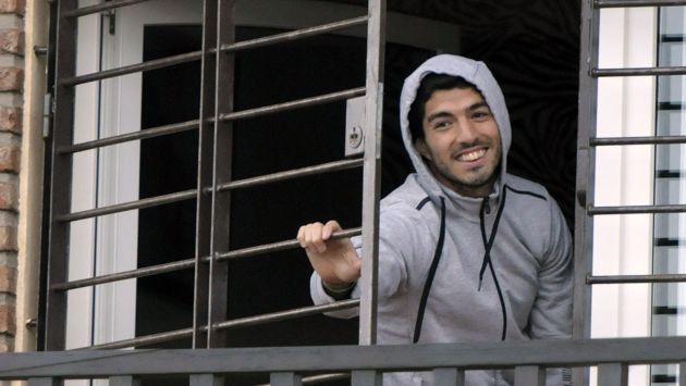 Luis Suárez saludó a hinchas desde ventana de su vivienda. (AP)