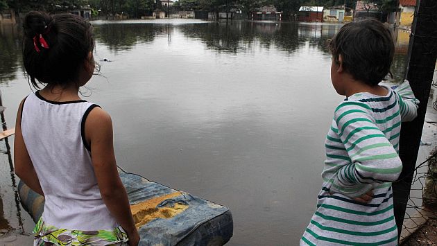 Inundaciones por lluvias dejan más de 300 mil desplazados en Paraguay.(EFE)