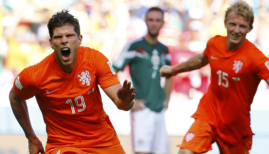Huntelaar celebrando el gol que les dio el pase a cuartos de final. (Reuters)