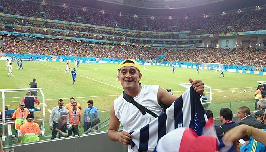 Edson Atencia Vicentelo en la tribuna del partido entre Grecia y Costa Rica. (Facebook Alianza Lima)