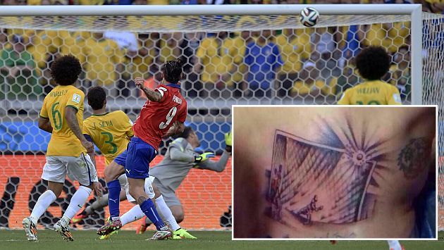 Mauricio Pinilla se tatuó la jugada que pudo cambiar la historia de Chile en la Copa del Mundo 2014. (AP/Twitter)
