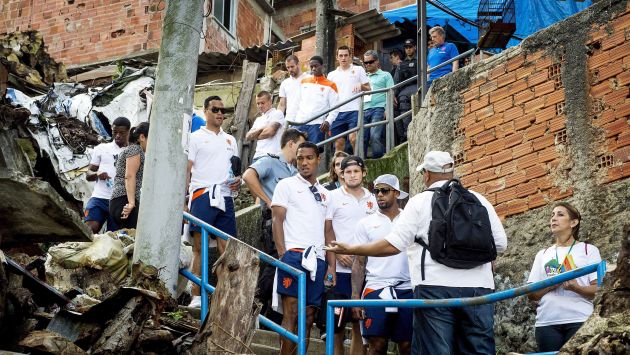 Jugadores de Holanda visitaron una favela de Río de Janeiro. (EFE)