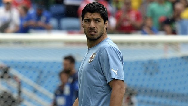 Mordida a Giorgio Chiellini no sería el tercer incidente de Suárez. (AFP)