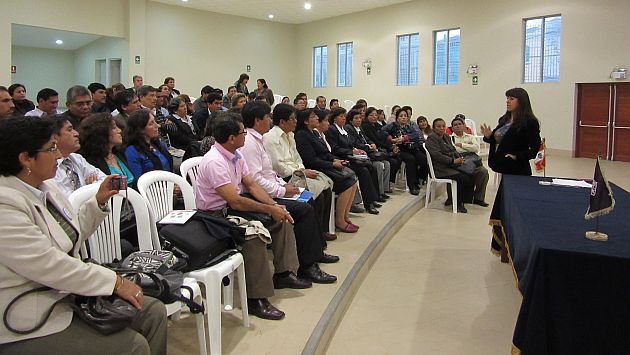 Ministerio de Educación capacita a unos 100 directores y subdirectores en Lima. (Difusión)
