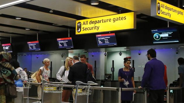 Pasajeros pasan por controles de seguridad en aeropuerto de Heathrow, en Londres. (Reuters)