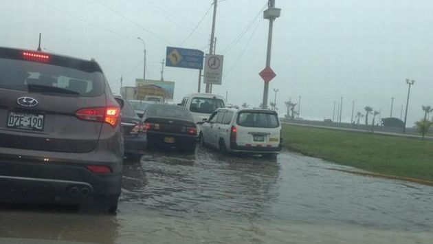 Oleaje anómalo dejó las pistas del distrito de Miraflores inundadas. (@FernandoRGL)