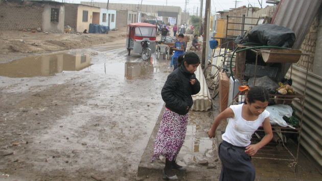Olas de hasta cinco metros inundaron el puerto y localidades costeras de Chimbote. (Estefanía Fernández)