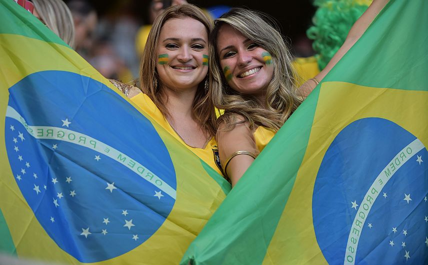 Hinchas de Brasil alientan a la canarinha en su choque contra Colombia. (AFP)