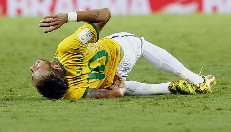 Neymar quedó tendido en el campo de juego tras un fuerte ingreso del volante colombiano Camilo Zúñiga. (Reuters)