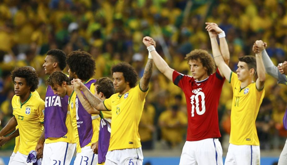 Los jugadores de Brasil agradecen a la hinchada por su apoyo en el triunfo agónico sobre Colombia. (Reuters)