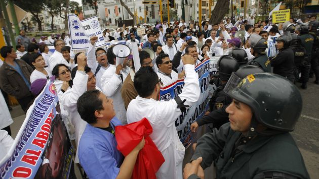 Médicos de varias regiones llegaron ayer a Lima para apoyar la medida de fuerza. (Luis Gonzales)