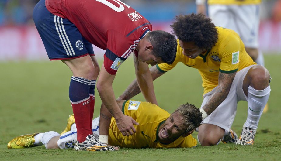 Neymar, la estrella de la selección brasileña de fútbol, quedó el viernes fuera del Mundial por la fractura de una vértebra en la espalda. (AP)