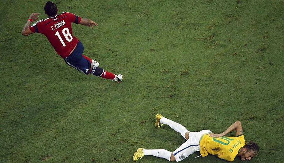 Neymar sufrió una fractura en la tercera vértebra lumbar al recibir un rodillazo en la espalda de Camilo Zúñiga. (Reuters)