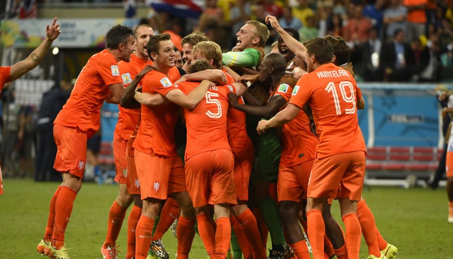 Holanda celebra su pase a las semifinales tras vencer en los penales a Costa Rica. (AFP)
