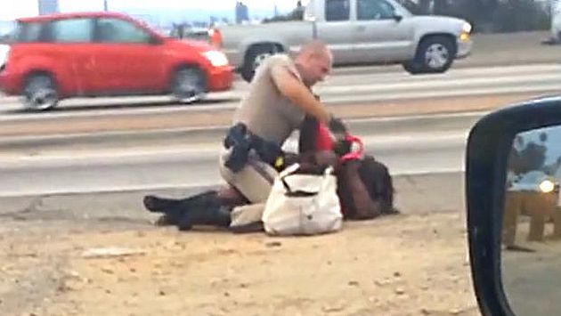 Policía fue grabado golpeando brutalmente a una mujer en Estados Unidos. (Captura de video)