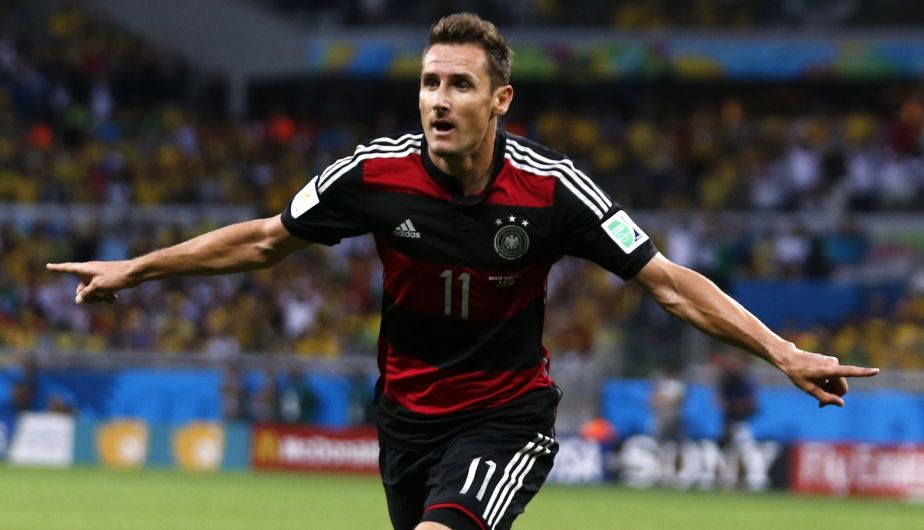 El gol 16. Klose hizo historia al marcar su gol número 16 en la historial de los mundiales ante Brasil. El alemán superó a Ronaldo que tenía el récord con 15. (Reuters)
