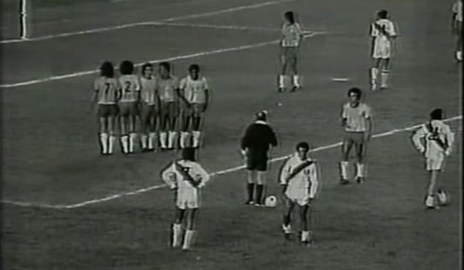 1. Es la segunda vez que Brasil cae derrotado en partido oficial en el estadio Mineirao, de Belo Horizonte. La primera vez fue ante Perú, dirigido por Marcos Calderón, en la Copa América de 1975. El Scratch cayó 3-1. (Internet)