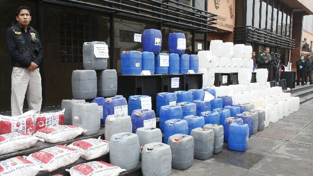 Policía Antidrogas decomisa más de seis toneladas de insumos químicos. (USI/Referencial)