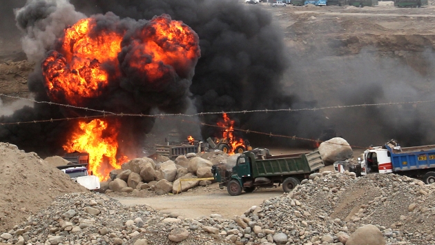 Destruyen más de 100 máquinas utilizadas por mineros ilegales en Madre de Dios. (Andina)