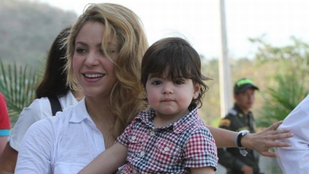 La cantante Shakira no descuida la crianza de su pequeño hijo Milan a pesar su agitada carrera musical. (Internet).