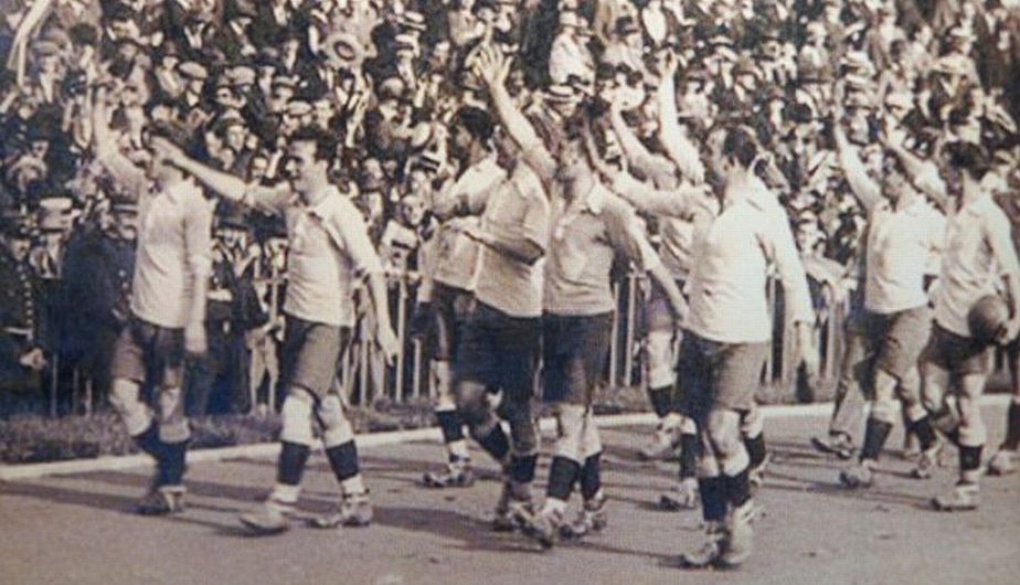 Uruguay le ganó a Suiza por 3-0 en el torneo de fútbol de los VIII Juegos Olímpicos de 1924 en París. Los parisinos estuvieron de lado de los sudamericanos y estos devolvieron el gesto dando una vuelta entera al campo saludándolos. (Internet)
