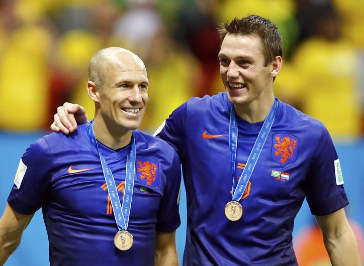 Arjen Robben y Stefan de Vrij en plena celebración (Reuters)