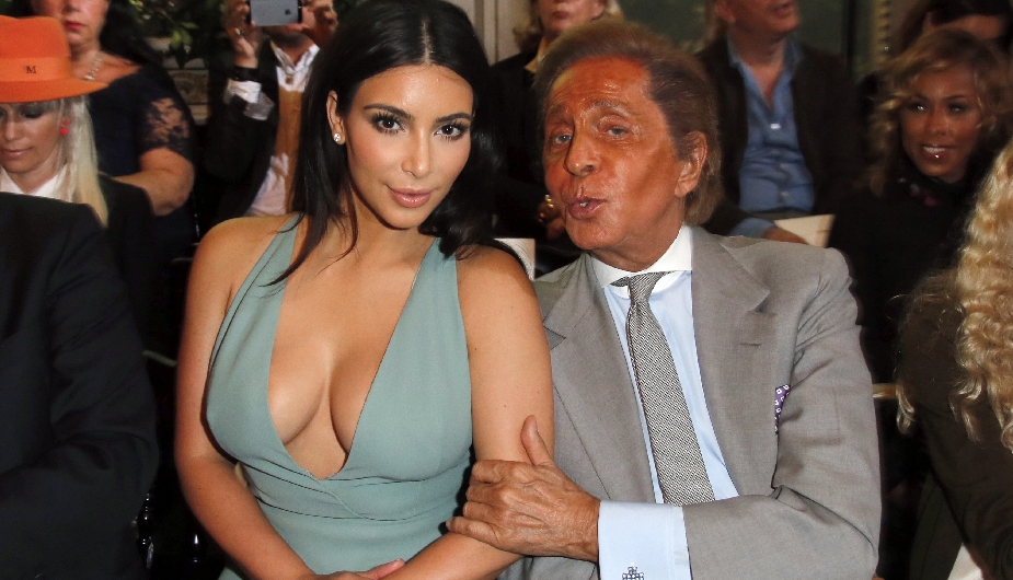Kim Kardashian hace poco fue la atracción de las cámaras y de las miradas durante la exposición del modista Vallentino en París. (AP)