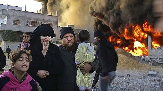 Palestinos huyen tras ofensiva israelí. (Difusión)