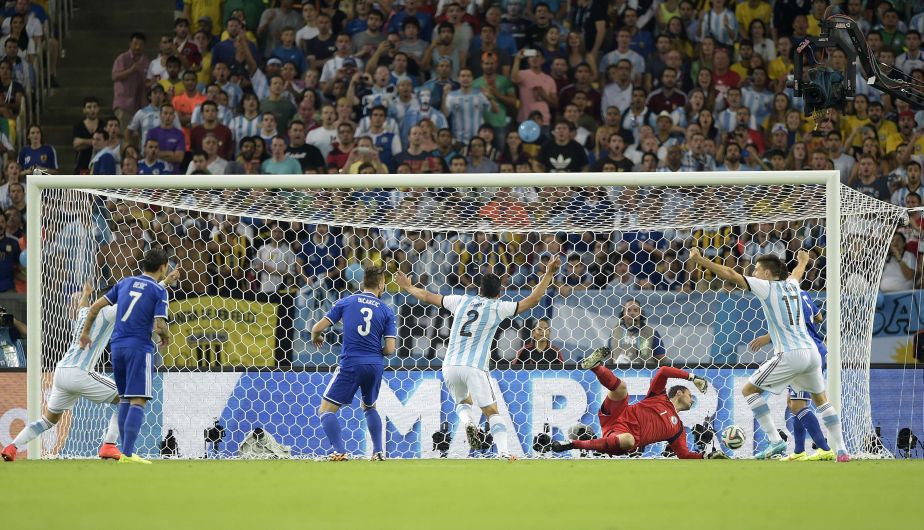 Primer partido. Argentina ganó a Bosnia por 2-1 gracias a un autogol de Kolasinac y un gol de Lionel Messi. (AFP)