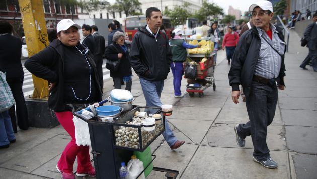 Una organización reparte los huevos de codorniz a los ambulantes del Centro. (Luis Gonzales)