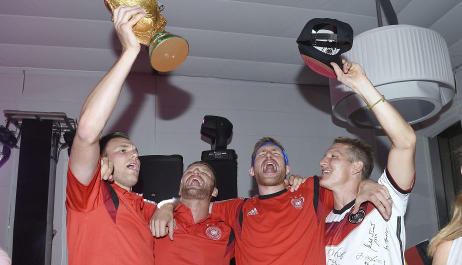 Kevin Grosskreutz, Shkodran Mustafi, Per Mertesacker y Bastian Schweinsteiger mientras celebran con la Copa del Mundo. (EFE)