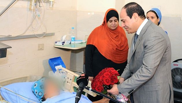 Al Sisi, con una de las víctimas de ataque sexual en Tahrir el pasado junio. (Presidencia Egipcia)