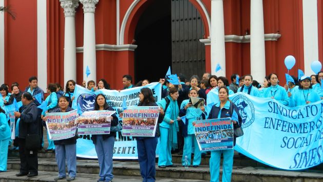 Enfermeras de Essalud protestaron en el templo de Santa Rosa de Lima. (USI)