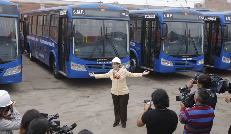 La alcaldesa de Lima, Susana Villarán, llegó hasta Lurín, donde ‘pasó revista’ a los buses tipo Euro 4 que circularán por el corredor vial Tacna-Garcilaso-Arequipa. (David Vexelman)